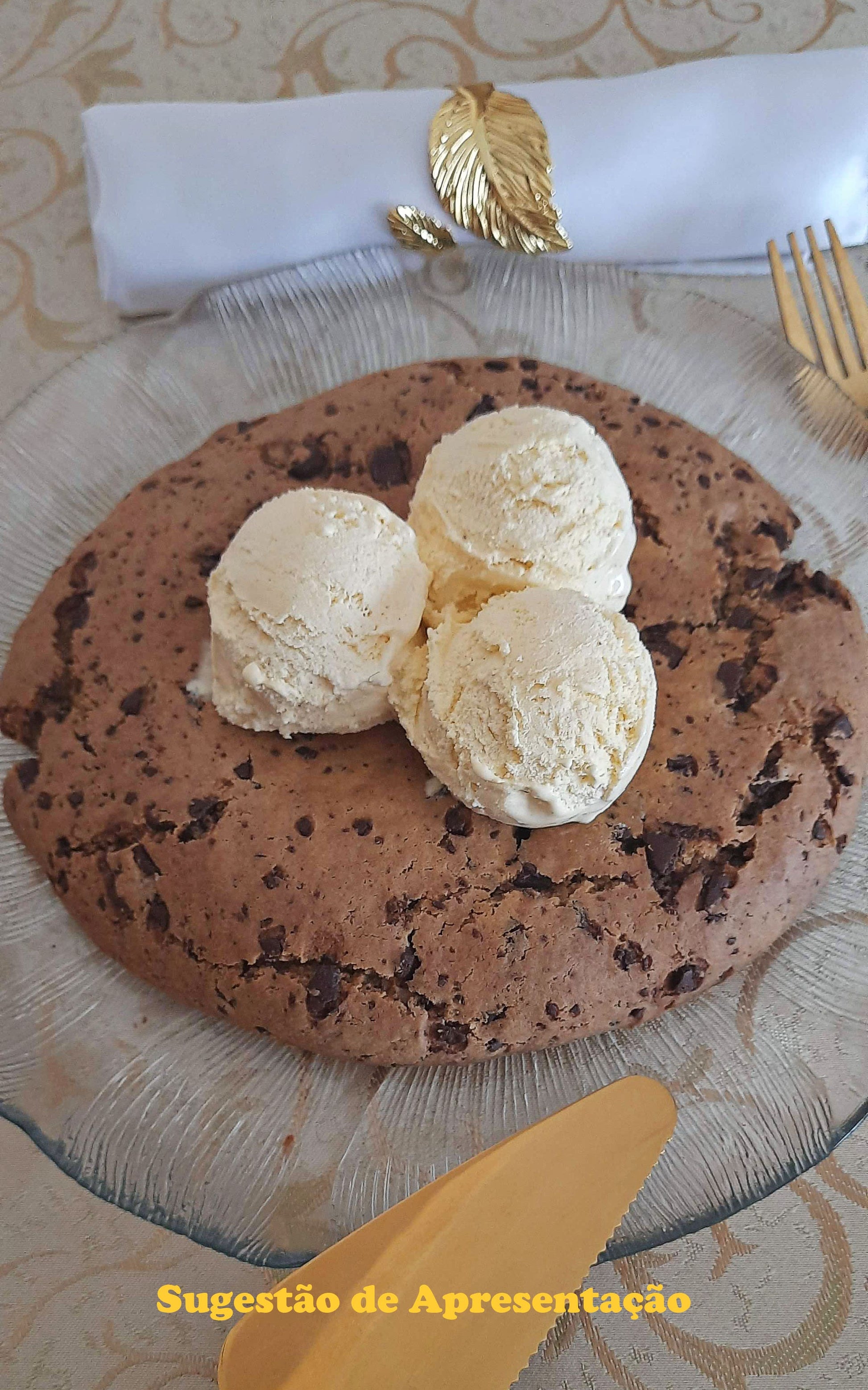 sobremesa bolacha de chocolate com bolas de gelado