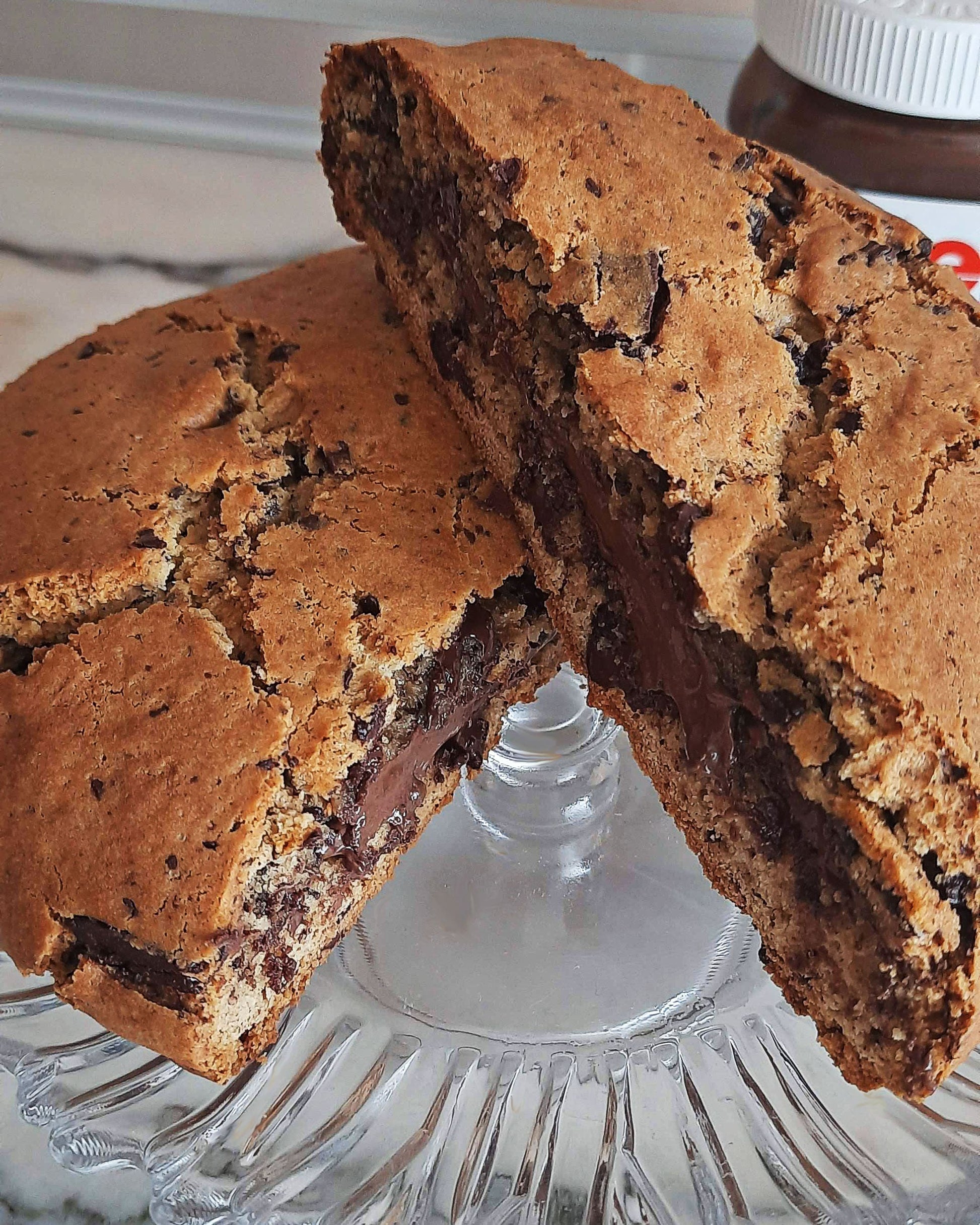 bolacha de chocolate com recheio de nutella interior